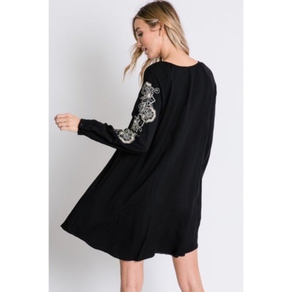 Davi & Dani Baroque Sleeve Accent Shift Dress - Picture 3 of 10